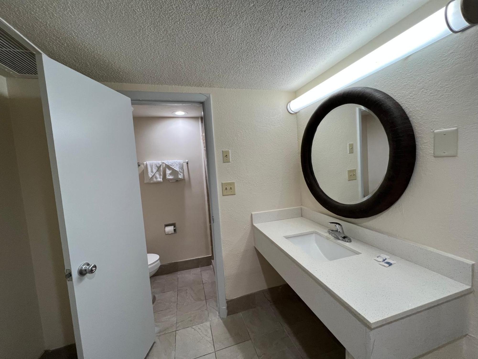 James River Inn & Suites Newport News Exterior foto